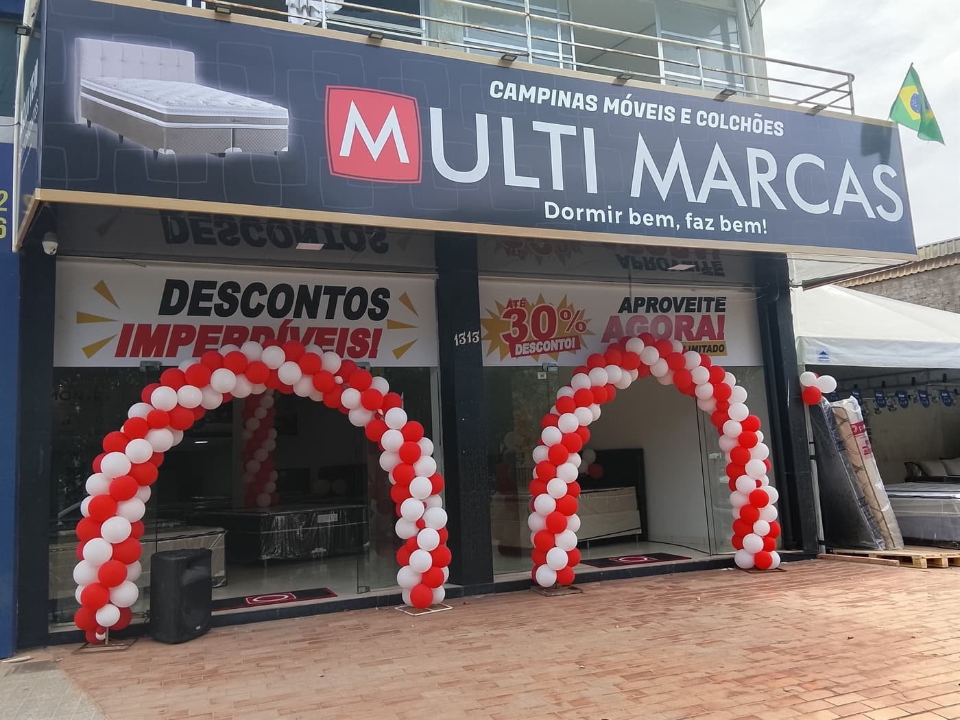Fachada da nova unidade Vila Brasília decorada com balões de inauguração